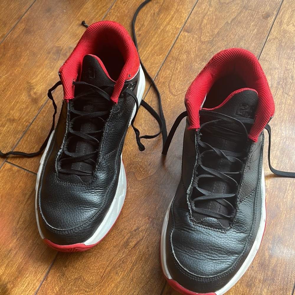 Nike Jordan Max Aura 3 GS
 worn once good  condition good grip color: black/red